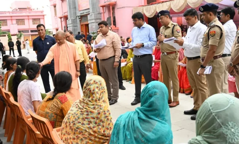 गोरखपुर में जनता दर्शन कार्यक्रम के दौरान लोगों की समस्याएं सुनते मुख्यमंत्री योगी आदित्यनाथ।