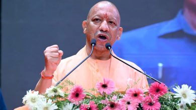 गोरखपुर में बूथ अध्यक्ष सम्मेलन को संबोधित करते उत्तर प्रदेश के मुख्यमंत्री योगी आदित्यनाथ।