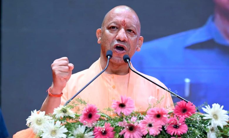 गोरखपुर में बूथ अध्यक्ष सम्मेलन को संबोधित करते उत्तर प्रदेश के मुख्यमंत्री योगी आदित्यनाथ।