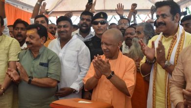 गोरखपुर में विकास परियोजनाओं के लोकार्पण कार्यक्रम को संबोधित करते मुख्यमंत्री योगी आदित्यनाथ।