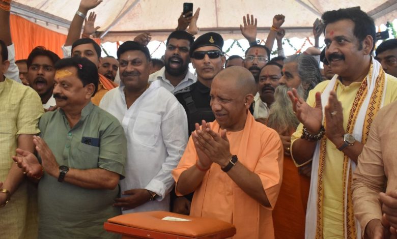 गोरखपुर में विकास परियोजनाओं के लोकार्पण कार्यक्रम को संबोधित करते मुख्यमंत्री योगी आदित्यनाथ।