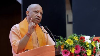 स्वदेशी लॉन्ग-रेंज 'कुशा' मिसाइल के सफल परीक्षण पर डीआरडीओ टीम को बधाई देते मुख्यमंत्री योगी आदित्यनाथ।