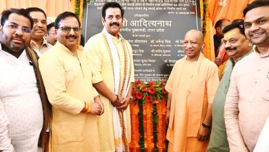 गोरखपुर में ₹995 करोड़ की विकास परियोजनाओं का लोकार्पण और शिलान्यास करते मुख्यमंत्री योगी आदित्यनाथ।