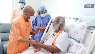 मेदांता अस्पताल में महंत नृत्य गोपाल दास महाराज का हालचाल लेते हुए मुख्यमंत्री योगी आदित्यनाथ।
