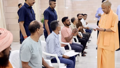लखनऊ में जनता दर्शन कार्यक्रम के दौरान लोगों की समस्याएं सुनते और बच्चों से बातचीत करते मुख्यमंत्री योगी आदित्यनाथ।