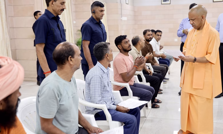लखनऊ में जनता दर्शन कार्यक्रम के दौरान लोगों की समस्याएं सुनते और बच्चों से बातचीत करते मुख्यमंत्री योगी आदित्यनाथ।