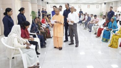 मुख्यमंत्री योगी आदित्यनाथ लखनऊ जनता दर्शन कार्यक्रम में लोगों की शिकायतें सुनते हुए
