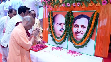 गोरखपुर में बूथ अध्यक्षों के साथ संवाद करते उत्तर प्रदेश के मुख्यमंत्री योगी आदित्यनाथ।