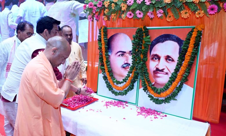गोरखपुर में बूथ अध्यक्षों के साथ संवाद करते उत्तर प्रदेश के मुख्यमंत्री योगी आदित्यनाथ।
