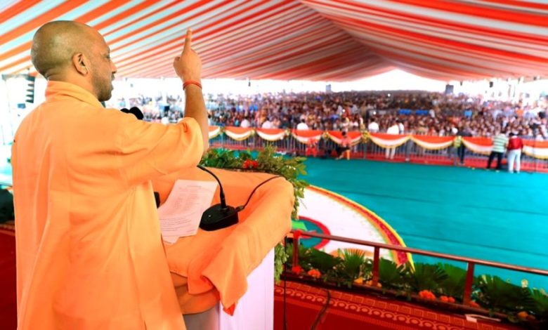 गाजीपुर में 692 करोड़ रुपये की विकास परियोजनाओं के लोकार्पण और शिलान्यास कार्यक्रम में मुख्यमंत्री योगी आदित्यनाथ।