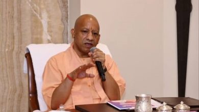 UPTET 2026 परीक्षा केंद्र पर सुरक्षा जांच के बीच प्रवेश करते अभ्यर्थी