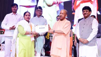 विश्व युवा कौशल दिवस 2026 पर लखनऊ में कौशल विकास से आत्मनिर्भर बने युवाओं को सम्मानित करते मुख्यमंत्री।