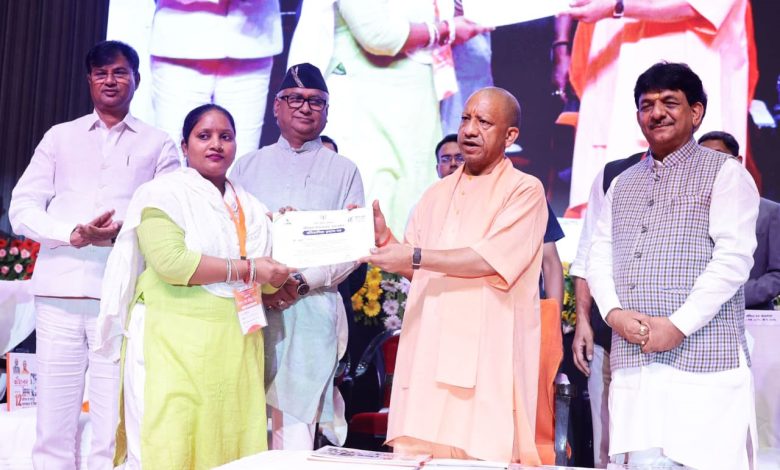 विश्व युवा कौशल दिवस 2026 पर लखनऊ में कौशल विकास से आत्मनिर्भर बने युवाओं को सम्मानित करते मुख्यमंत्री।