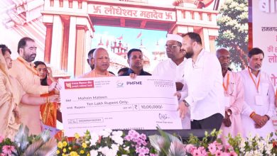 मुख्यमंत्री योगी आदित्यनाथ बाराबंकी में विकास परियोजनाओं का लोकार्पण और लाभार्थियों को प्रमाण-पत्र वितरित करते हुए।
