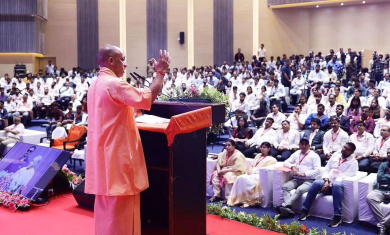 मुख्यमंत्री योगी आदित्यनाथ विश्व युवा कौशल दिवस कार्यक्रम में युवाओं को संबोधित करते हुए।