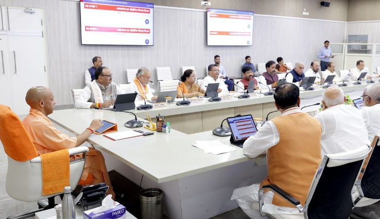 मुख्यमंत्री योगी आदित्यनाथ कैबिनेट बैठक में दो नए एक्सप्रेसवे और रानी लक्ष्मीबाई स्कूटी योजना को मंजूरी देते हुए