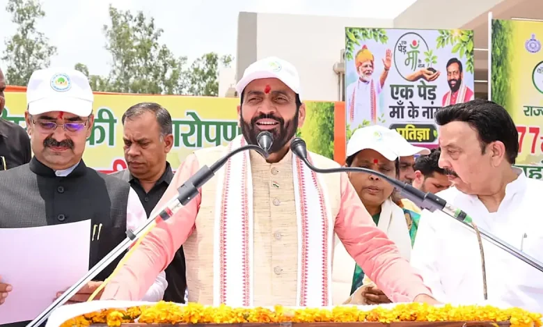 मुख्यमंत्री नायब सिंह सैनी करनाल में 77वें राज्य स्तरीय वन महोत्सव कार्यक्रम में पौधारोपण करते हुए