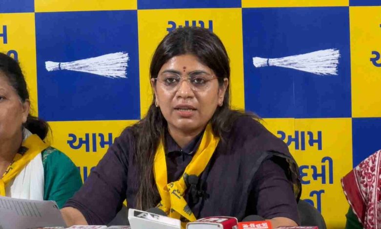 दिगस गांव की सरकारी स्कूल का निरीक्षण करतीं पायल साकरिया और रचना हिरपरा
