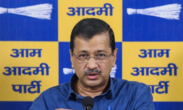 अरविंद केजरीवाल और भगवंत मान फगवाड़ा में भजन संध्या के दौरान