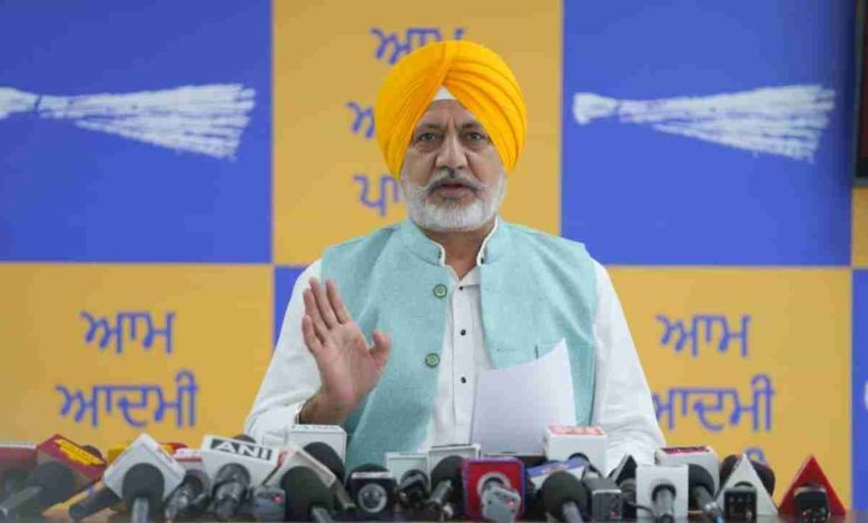 बलतेज पन्नू ने अकाली-भाजपा गठबंधन की अटकलों पर सुखबीर बादल को घेरा