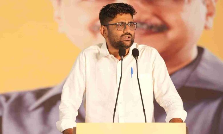 खंभालिया में ‘दुष्काल घोषित करो’ सत्याग्रह में शामिल होते AAP विधायक गोपाल इटालिया