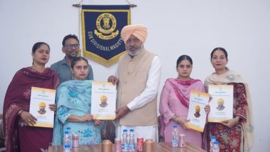 हरपाल सिंह चीमा नवनियुक्त आंगनवाड़ी कार्यकर्ताओं को नियुक्ति पत्र वितरित करते हुए