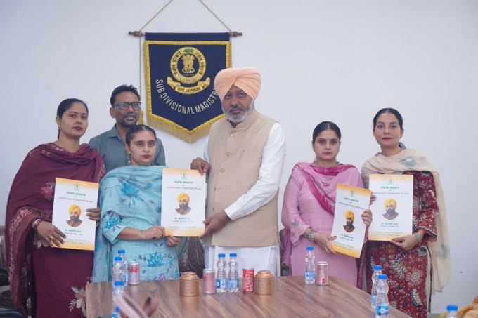 हरपाल सिंह चीमा नवनियुक्त आंगनवाड़ी कार्यकर्ताओं को नियुक्ति पत्र वितरित करते हुए