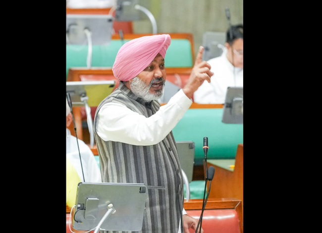 हरपाल सिंह चीमा पंजाब में जल संरक्षण और भूजल रिचार्ज योजनाओं की जानकारी देते हुए