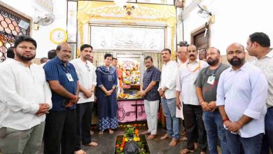 वास्को के श्री दामोदर मंदिर में पूजा करते अरविंद केजरीवाल