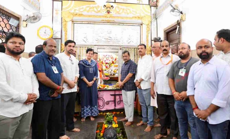 वास्को के श्री दामोदर मंदिर में पूजा करते अरविंद केजरीवाल