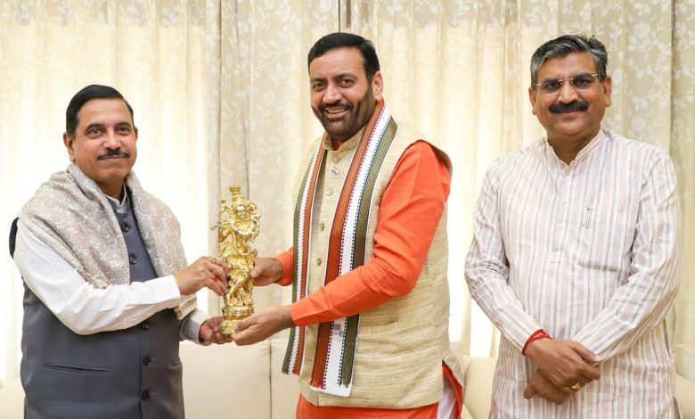 मुख्यमंत्री नायब सिंह सैनी ने शिवराज सिंह चौहान और प्रह्लाद जोशी का स्वागत किया