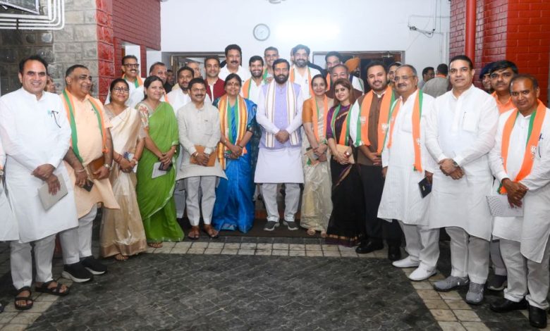 नायब सिंह सैनी हरियाणा भाजपा के नवनियुक्त पदाधिकारियों से मुलाकात करते हुए