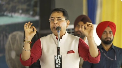 अमन अरोड़ा लुधियाना के हैबोवाल में CBG प्लांट परियोजना के दौरान
