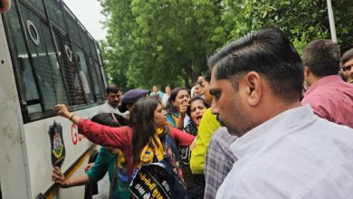पायल साकरिया और AAP नेताओं को CM हाउस जाते समय पुलिस ने हिरासत में लिया