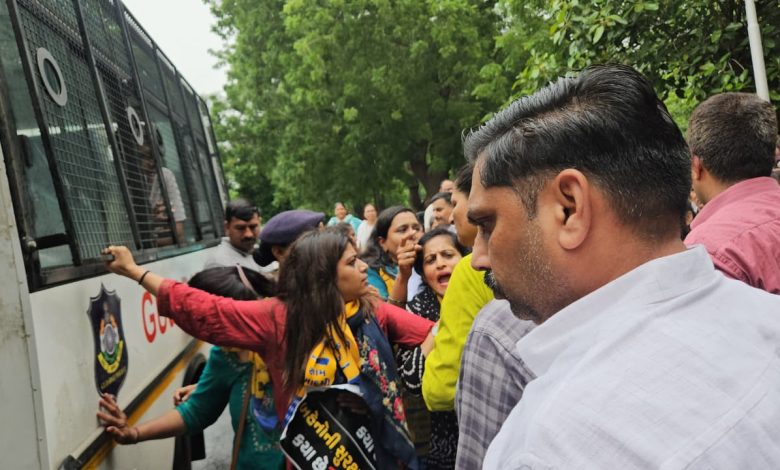 पायल साकरिया और AAP नेताओं को CM हाउस जाते समय पुलिस ने हिरासत में लिया