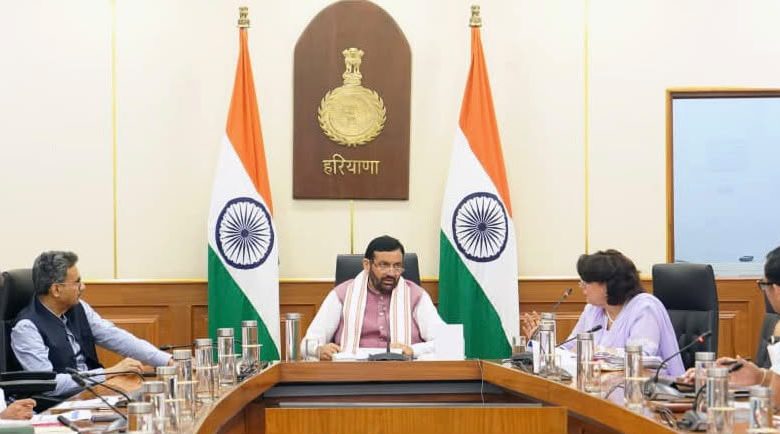 मुख्यमंत्री नायब सिंह सैनी एग्रीस्टैक और डिजिटल क्रॉप सर्वे की समीक्षा करते हुए