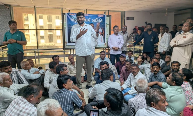 किसानों के साथ ज्ञापन देते AAP विधायक गोपाल इटालिया