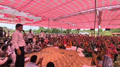 भेटावाड़ा गांव में प्रदूषण के खिलाफ ग्रामीणों को संबोधित करते इसुदान गढ़वी