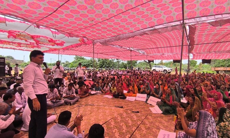 भेटावाड़ा गांव में प्रदूषण के खिलाफ ग्रामीणों को संबोधित करते इसुदान गढ़वी