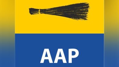 सूरत में राहत राशि को लेकर AAP नेता पंकज तायडे ने प्रभावित लोगों से मुलाकात की