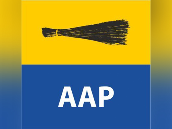 सूरत में राहत राशि को लेकर AAP नेता पंकज तायडे ने प्रभावित लोगों से मुलाकात की