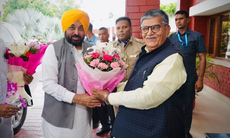 भगवंत मान और गुलाब चंद कटारिया की पंजाब राजभवन में मुलाकात