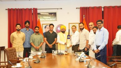 CM भगवंत मान शेर-ए-पंजाब टी-20 कप के खिलाड़ियों से मुलाकात करते हुए