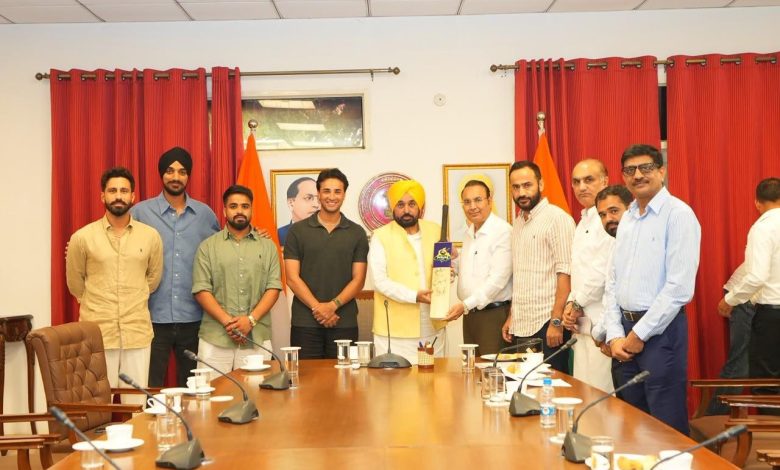 CM भगवंत मान शेर-ए-पंजाब टी-20 कप के खिलाड़ियों से मुलाकात करते हुए