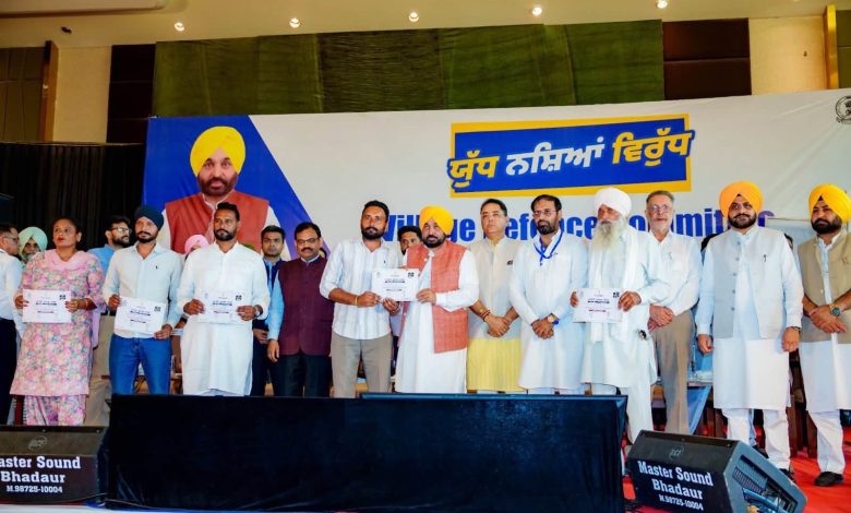 सीएम भगवंत मान लुधियाना में VDC वॉलंटियर्स के साथ बैठक करते हुए