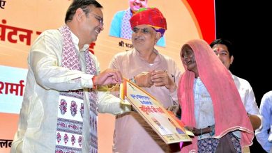 सीएम भजनलाल शर्मा 473 विमुक्त घुमंतु परिवारों को आवास की चाबियां प्रदान करते हुए