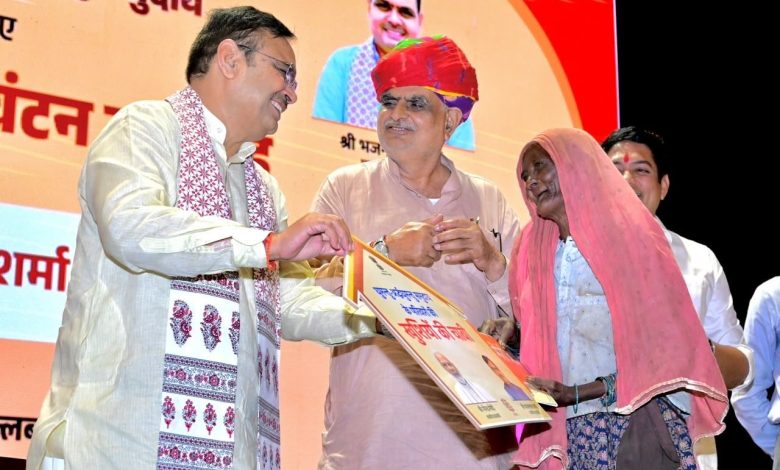 सीएम भजनलाल शर्मा 473 विमुक्त घुमंतु परिवारों को आवास की चाबियां प्रदान करते हुए