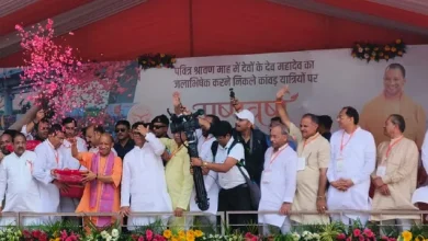 CM योगी आदित्यनाथ ने मेरठ में कांवड़ियों पर पुष्प वर्षा की