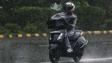 नोएडा-गाजियाबाद में तेज बारिश के बाद सड़क पर जलभराव और काले बादल