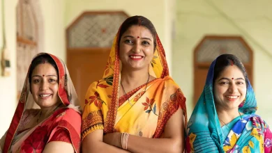 दिल्ली लक्ष्मी योजना के तहत महिलाओं को स्वीकृति प्रमाण पत्र वितरित करते अधिकारी